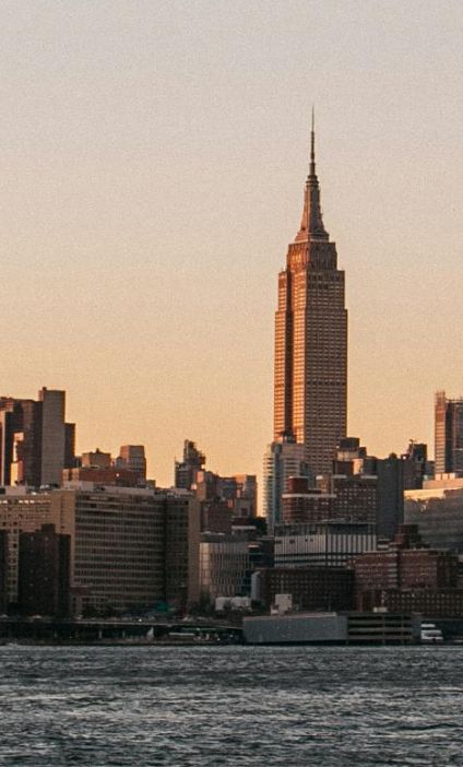 New York skyline image for Hogan Lovells’ case study on Cirrus and LCOR’s 3,000-home Flushing Airport redevelopment in Queens.